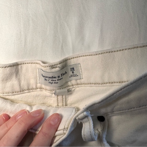 A&F 4” High Rise Mom Short - Picture 3 of 5